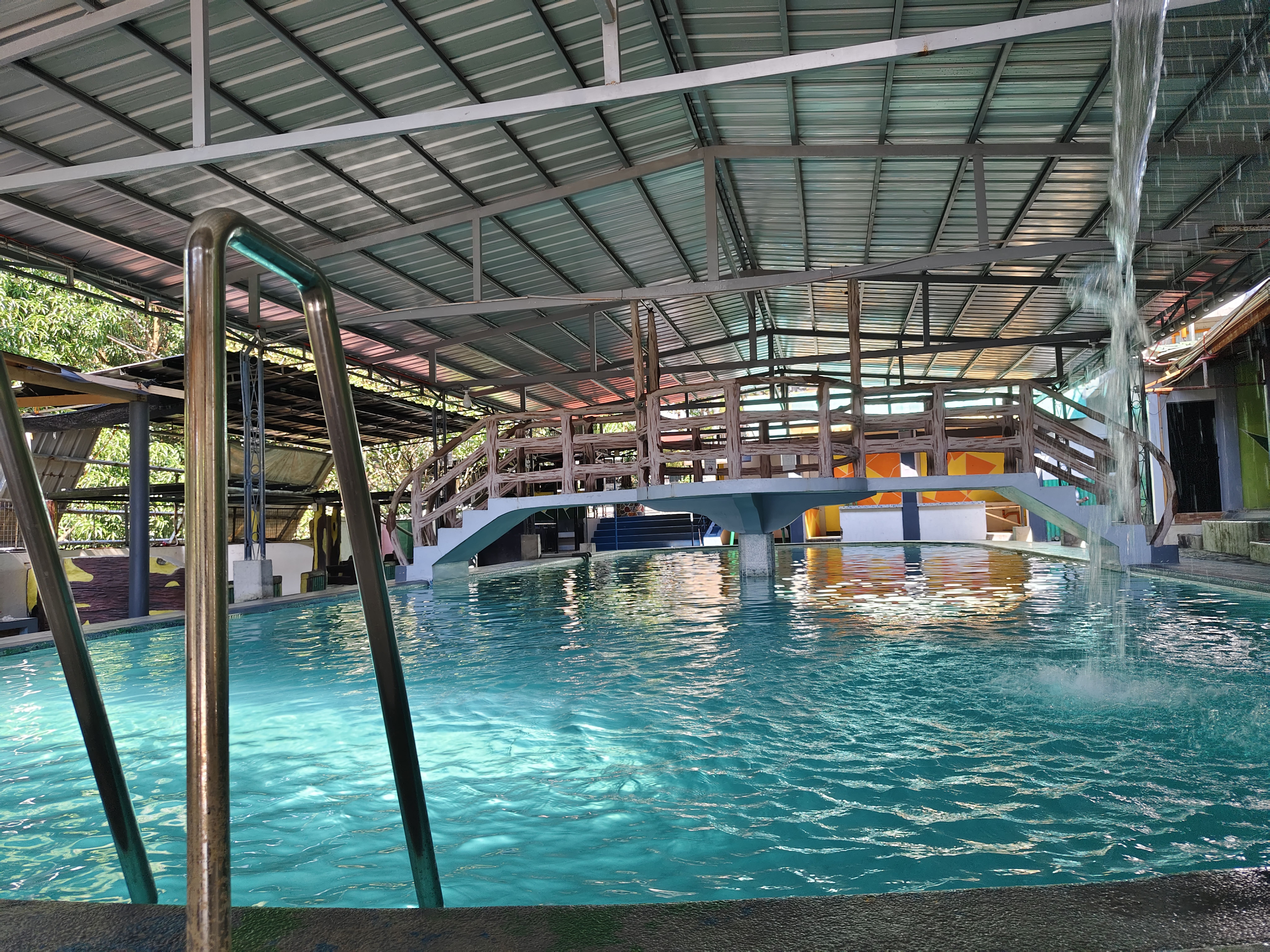 A well design and enclosed event venue for professional meetings ang presentation and for party too